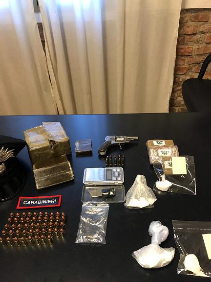 L'hashish, la coca, la pistola e i proiettili sequestrati dai carabinieri