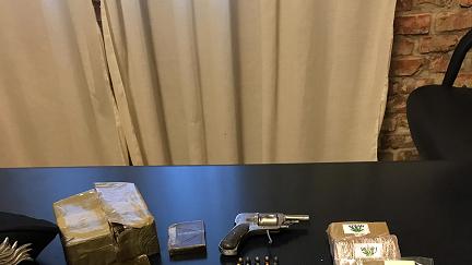 L'hashish, la coca, la pistola e i proiettili sequestrati dai carabinieri