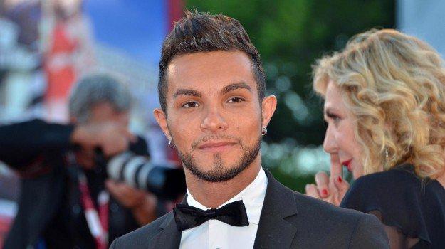 Accusato di rubare magliette alla Rinascente, in arresto il cantante Carta. Il giudice non convalida 