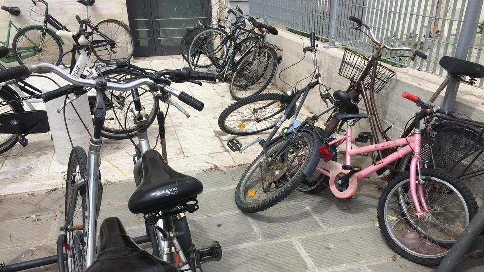 Le bici accatastate alla stazione
