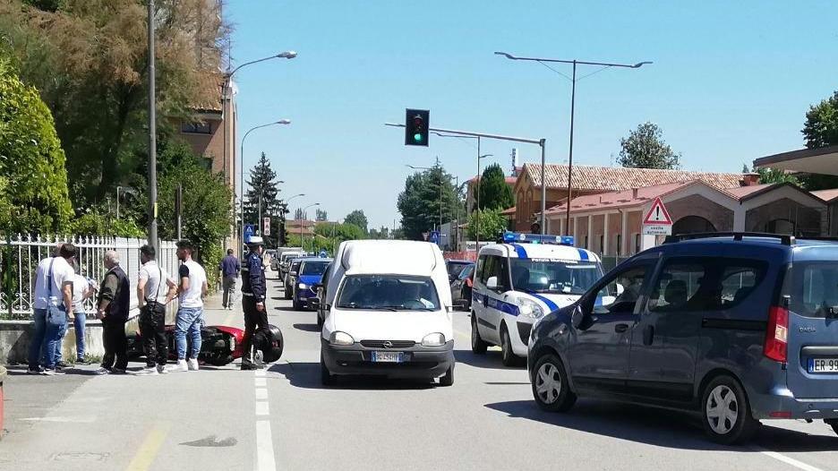 Scontro con un'auto, ferito motociclista a Cento