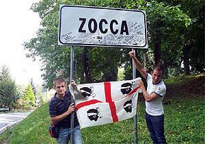 La presenza a Siniscola di Vasco Rossi era stata a lungo considerata una  leggenda metropolitana. Ma pochi giorni fa il cantante l’ha confermata e  due cugini siniscolesi hanno trovato altre prove a Zocca, paese natale  della rockstar