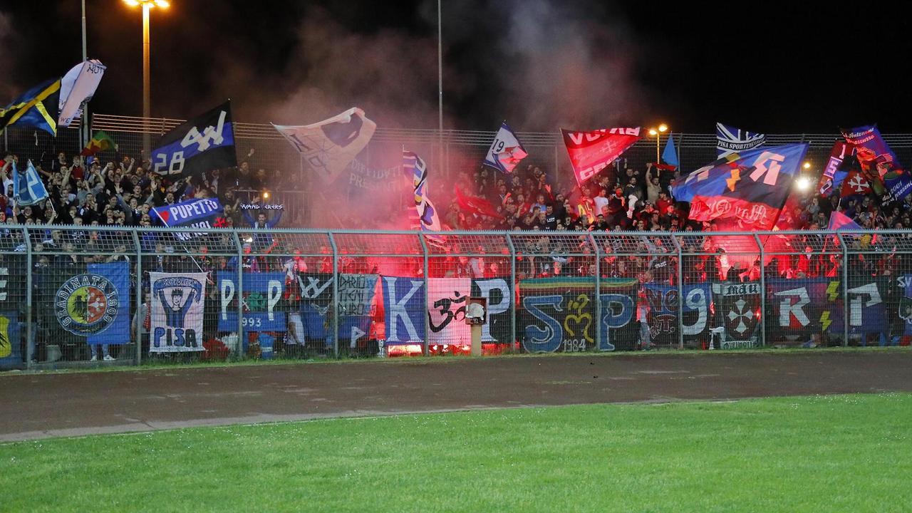 I tifosi del Pisa nel settore ospiti dello stadio di Arezzo durante la gara di andata della semifinale playoff (Foto di Fabio Muzzi)