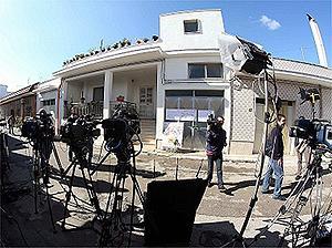 Le troupe televisive davanti alla casa di Sara Scazzi