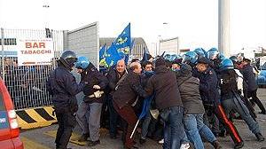 Il muro delle forze dell’ordine davanti ai pastori