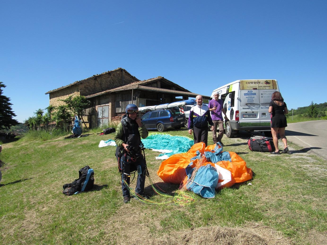  Serramazzoni, brusco atterraggio con il parapendio, 78enne finisce all’ospedale
