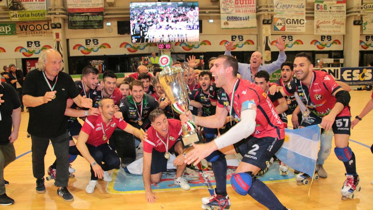 L'esultanza dei giocatori del Forte dopo la conquista dello scudetto (foto Ciurca/Paglianti)
