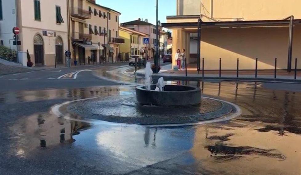 Tir danneggia fontana ma dovrà ripagarla 