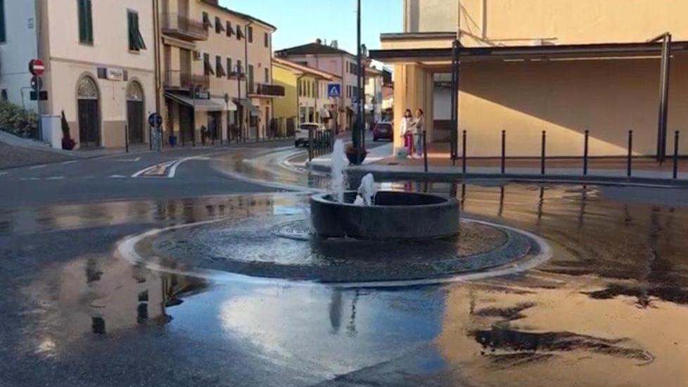 Tir danneggia fontana ma dovrà ripagarla