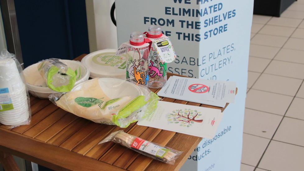 Banditi dagli scaffali della Coop i prodotti di plastica monouso