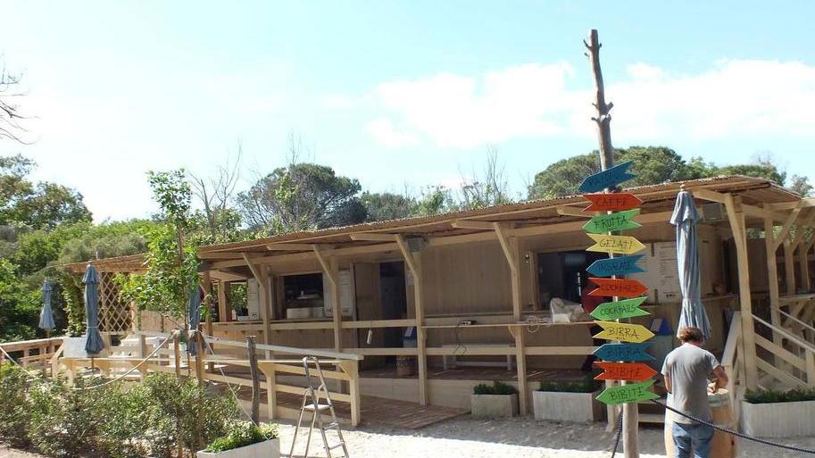 Primi turisti in spiaggia Oggi si torna al Nano Verde