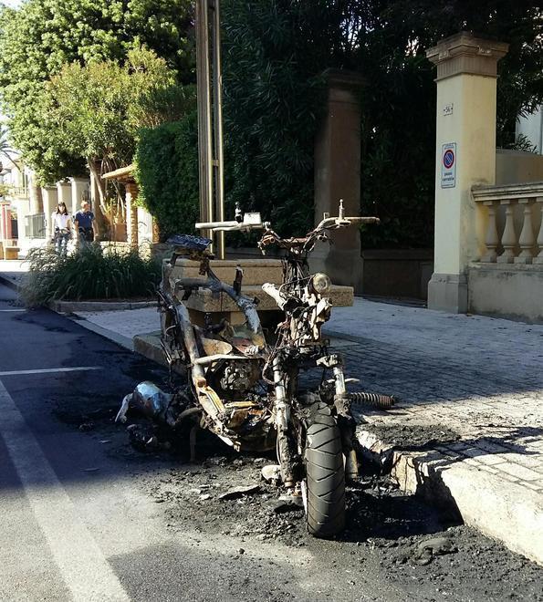Danno fuoco ai mezzi in sosta Distrutti una moto e un furgone 