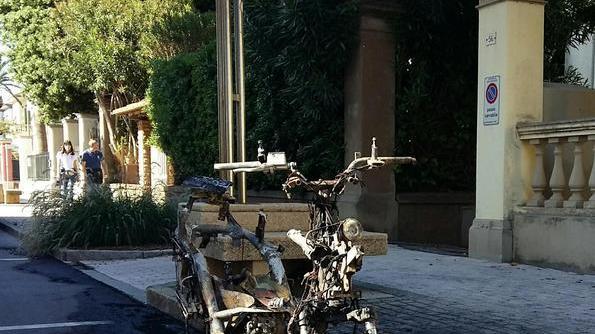 Danno fuoco ai mezzi in sosta Distrutti una moto e un furgone