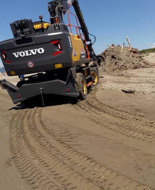 Dopo la mareggiata ripulita la spiaggia