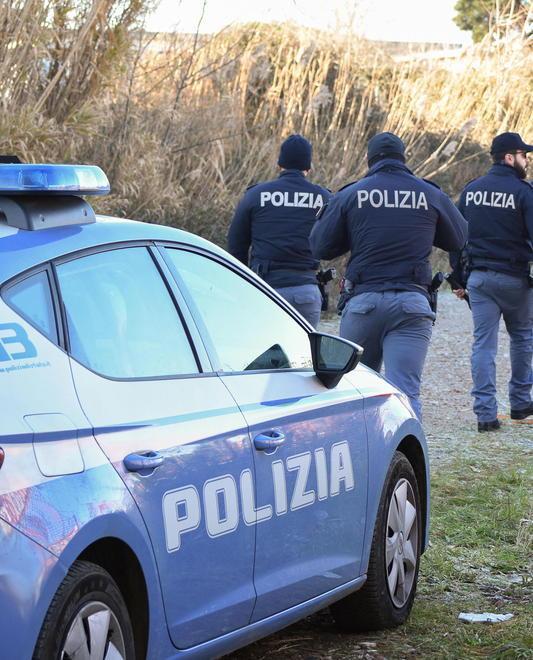Una capanna in mezzo al bosco per spacciare eroina e coca 