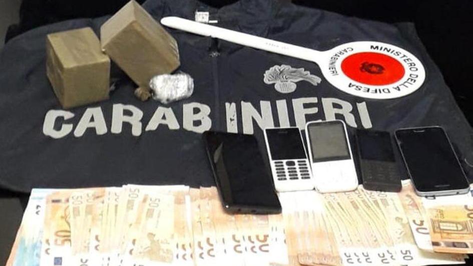 Seguono gli studenti del liceo e trovano lo spacciatore