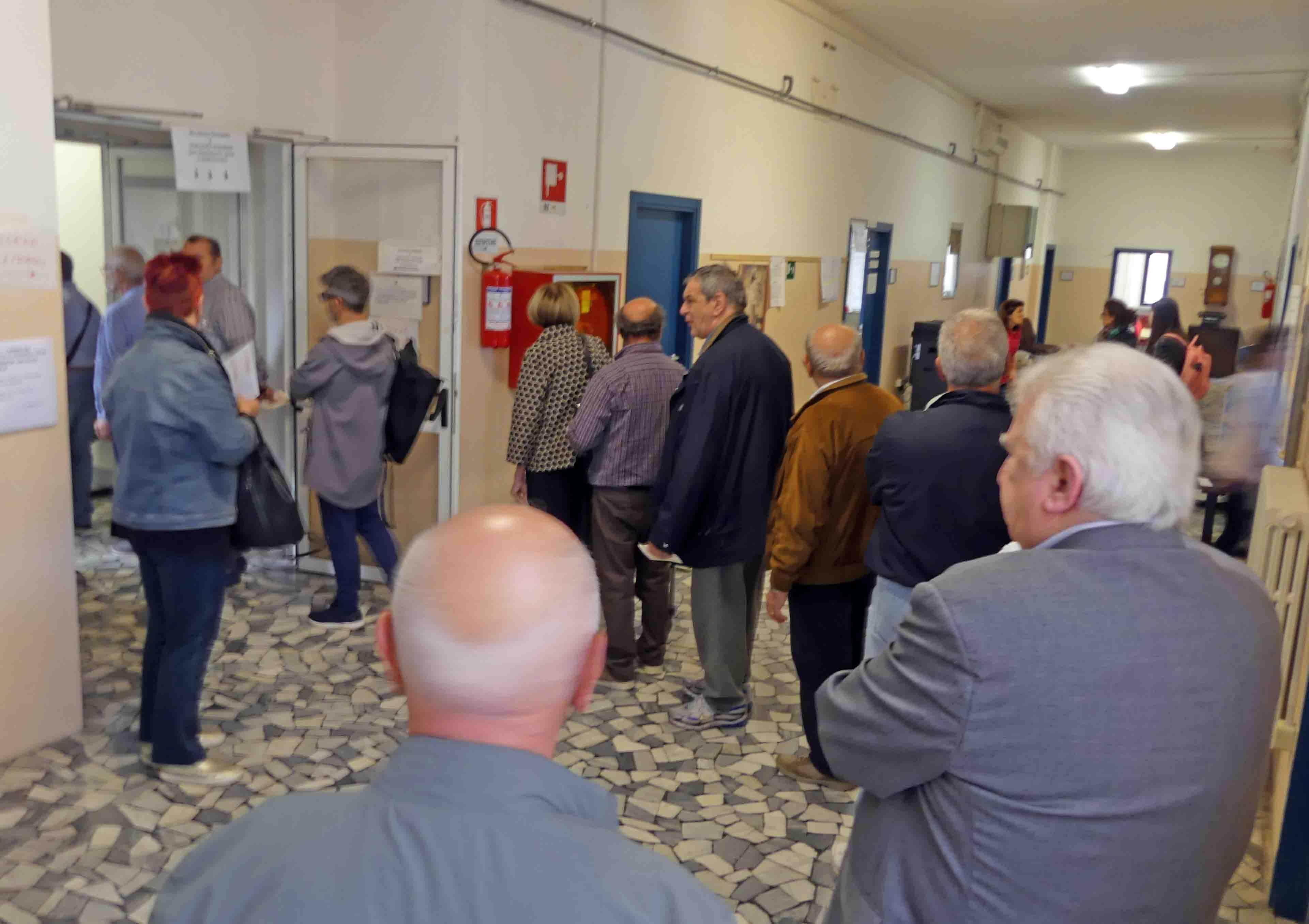 Code all'ufficio comunale di Ferrara per il rinnovo della tessera elettorale