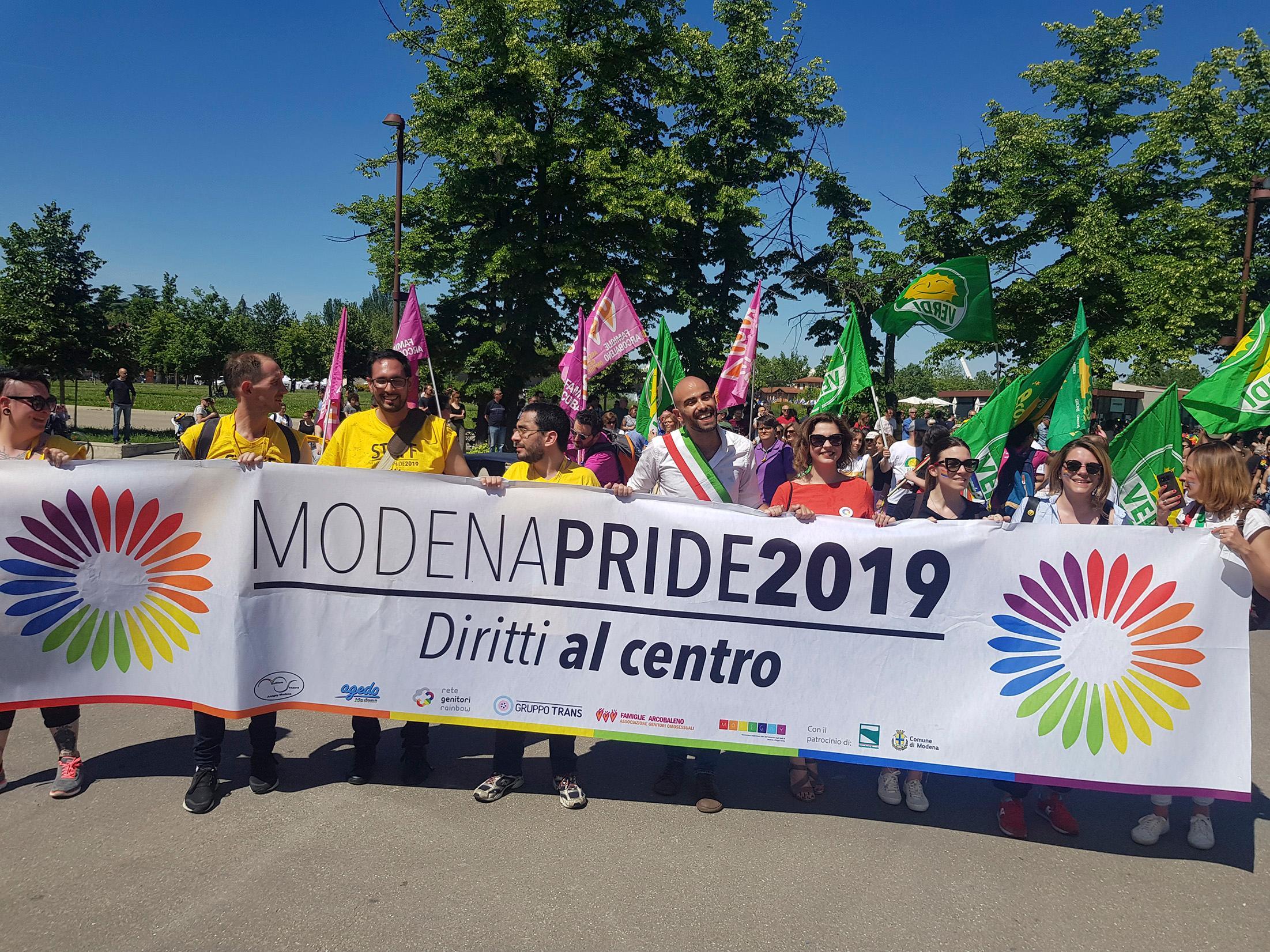 Il lungo giorno del Modena Pride: dalla processione riparatrice alle festa dei ventimila 