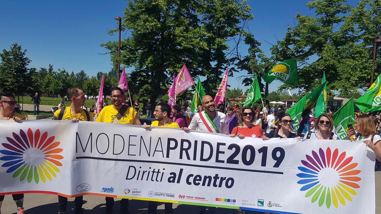 Il lungo giorno del Modena Pride: dalla processione riparatrice alle festa dei ventimila
