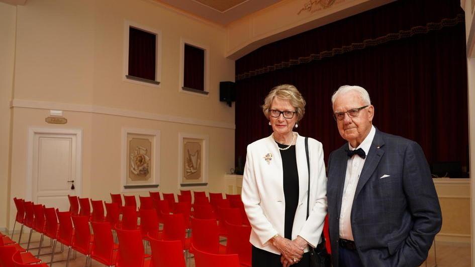 Lui australiano, lei tedesca regalano il nuovo teatro a Chianni