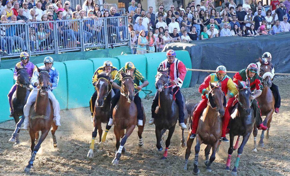 Il giorno del Palio di Ferrara: piazza Ariostea pronta per la sfida tra le contrade 