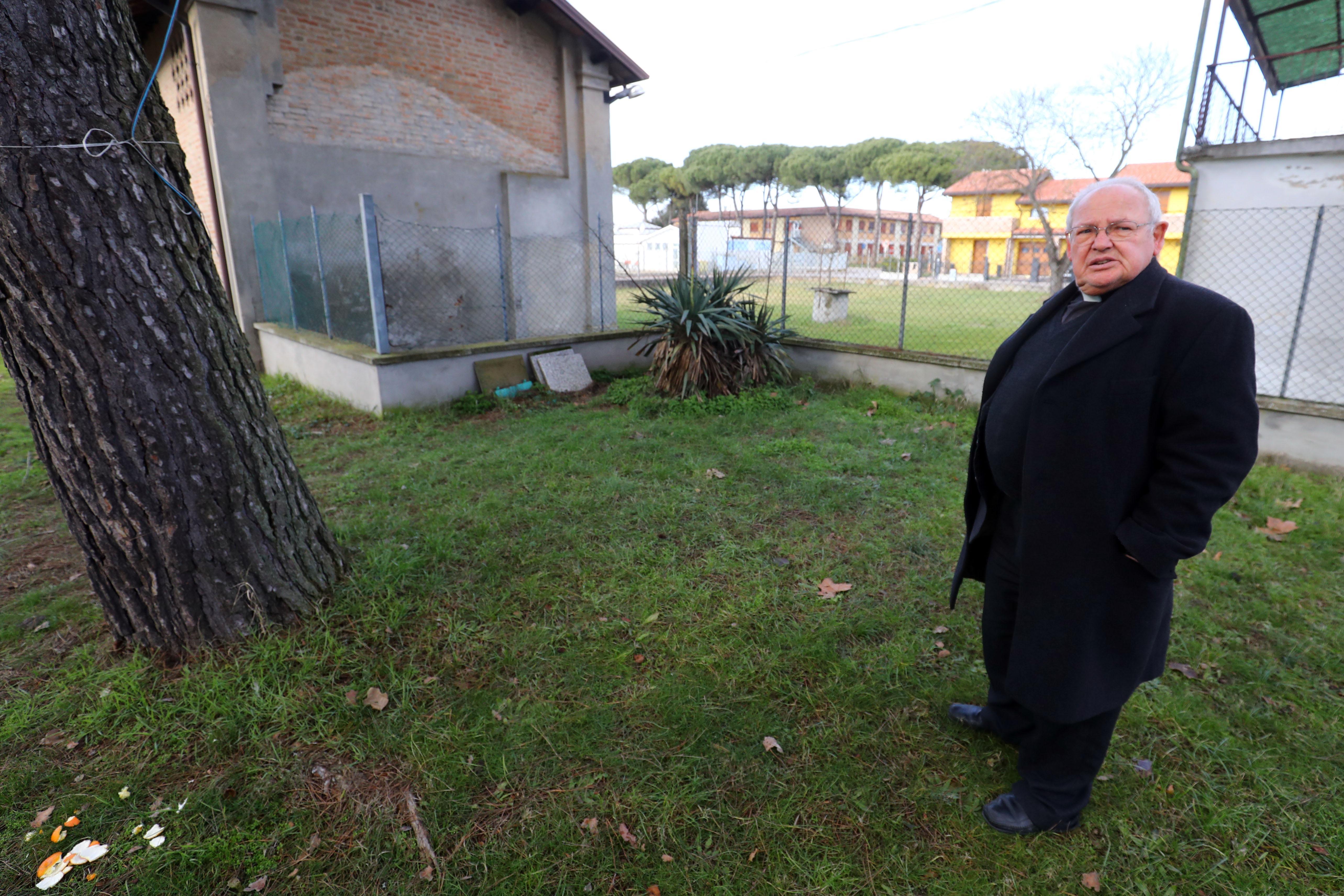 Più di quattrocento firme raccolte contro il parroco 