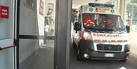 Si scontra in moto con l'auto che svolta all'incrocio, muore 67enne 