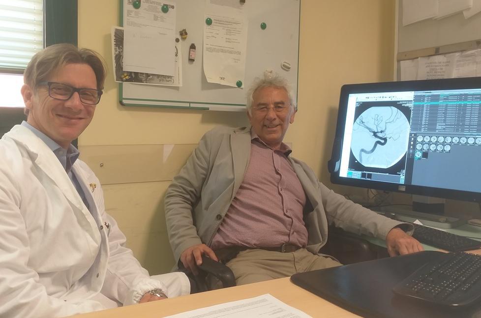 Il radiologo interventista Roberto Arpesani e il primario di Neuroradiologia Daniele Prosetti. Sul monitor l’immagine dei 5 aneurismi cerebrali
