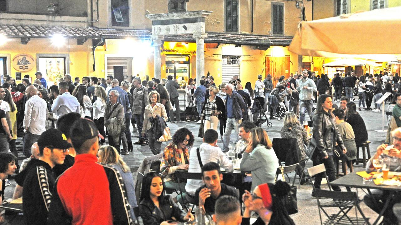 Suoni e colori nel centro storico, tanta gente per la notte bianca