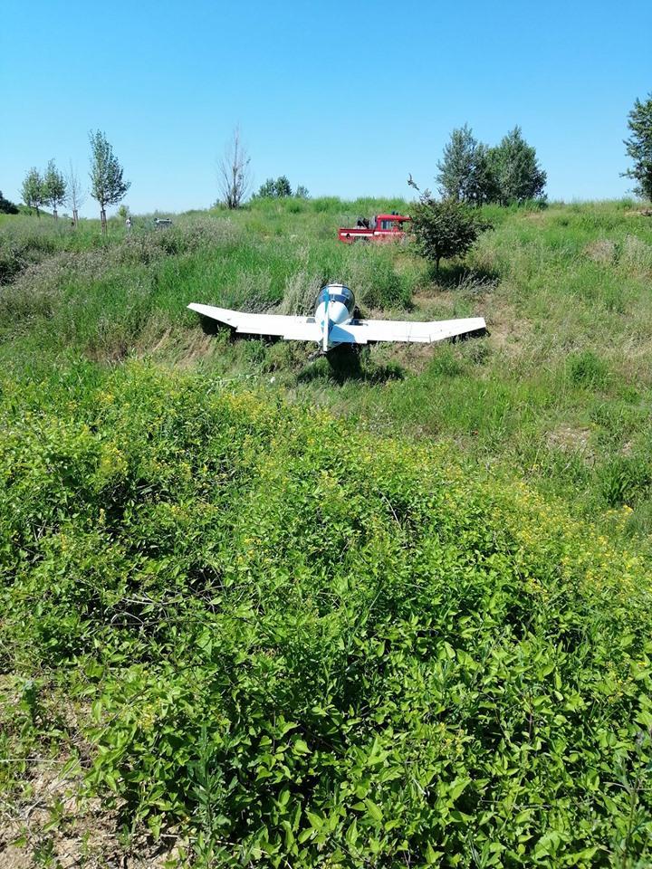 L'aereo dopo essere atterrato in un prato in via Ancora