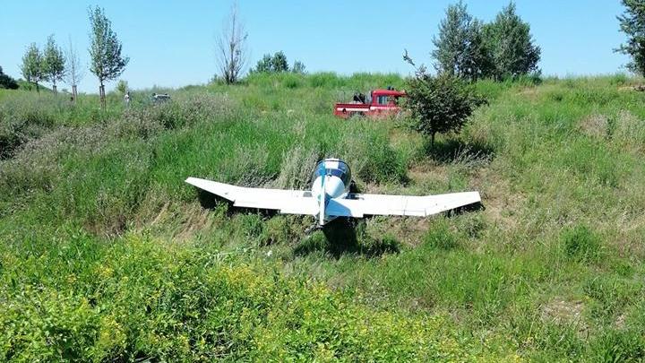 L'aereo dopo essere atterrato in un prato in via Ancora