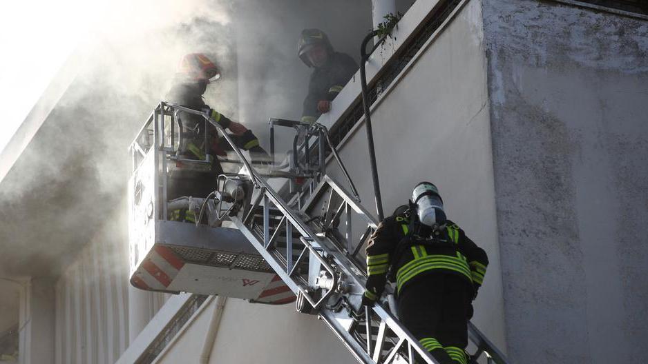«Va a fuoco la mia casa, tutti fuori»