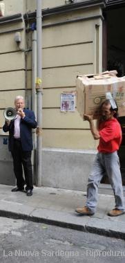 Il presidente di Assostampa Francesco Birocchi (col megafono) durante lo sgombero della redazione cagliaritana di E-Polis 