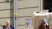 Il presidente di Assostampa Francesco Birocchi (col megafono) durante lo sgombero della redazione cagliaritana di E-Polis