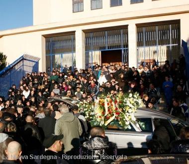 In alto a destra Valentina sulle stampelle ai funerali della mamma Laddio a Manuel e il feretro di Liliana (foto Rosas Pili) 