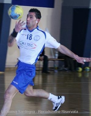 Vincenzo Pirino una delle colonne dellJchnusa Sassari, che da matricola si sta comportando benissimo nella serie A1 maschile di pallamano 