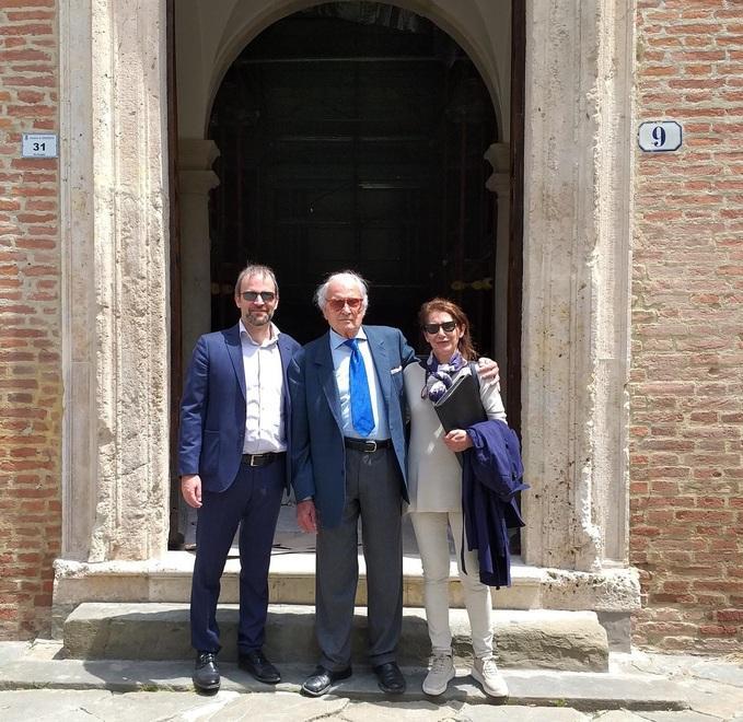 Da sinistra Mauro Papa, Gianfranco Luzzetti e Cecilia Luzzetti davanti alla chiesa dei Bigi