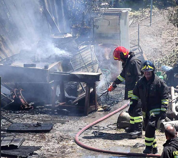 Fuoco distrugge un deposito agricolo nei pressi di Battilana 