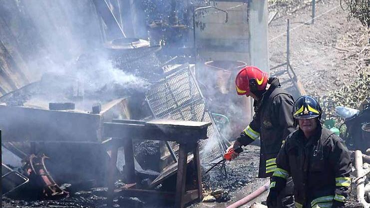 Fuoco distrugge un deposito agricolo nei pressi di Battilana