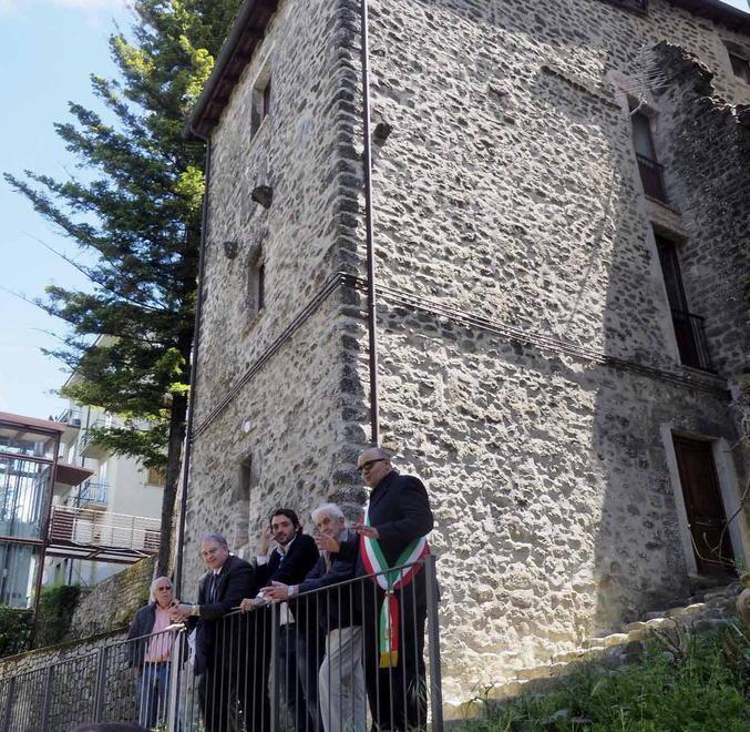 Nell’antica casa torre tre nuove case popolari