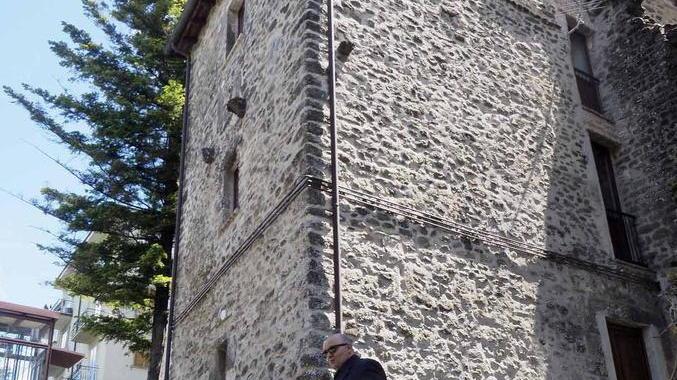 Nell’antica casa torre tre nuove case popolari