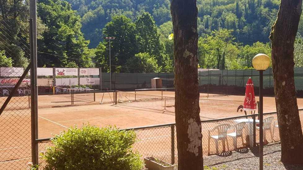 Dopo il rogo si torna a giocare a tennis al circolo Mirafiume 