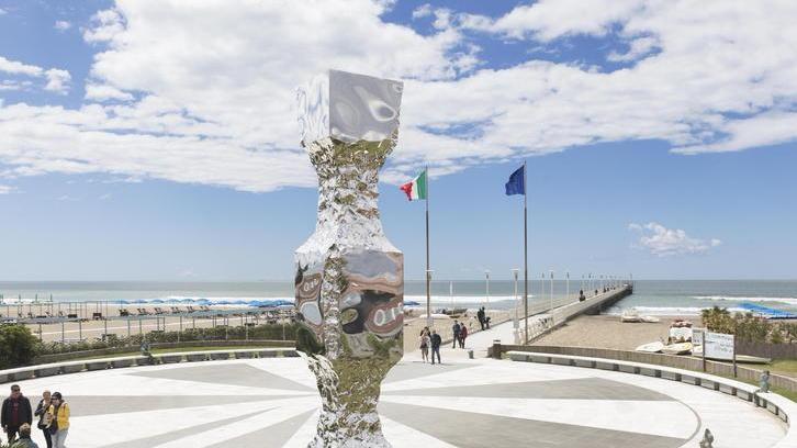 L’arte di Helidon Xhixha in esposizione sul lungomare del Forte