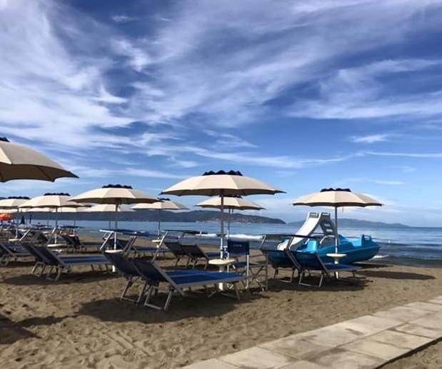 Via piatti e bicchieri E lo stabilimento diventa “plastic free” 