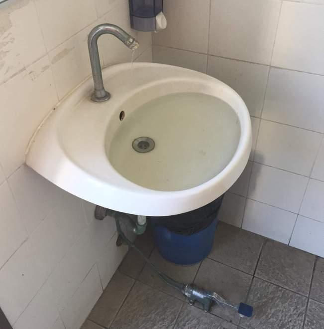 Bagni pubblici off limits «Servizi vergognosi e lavabi pieni d’acqua»