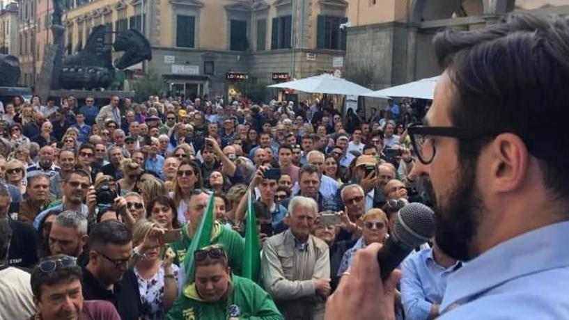 In centinaia in piazza gridando «Dai Matteo»