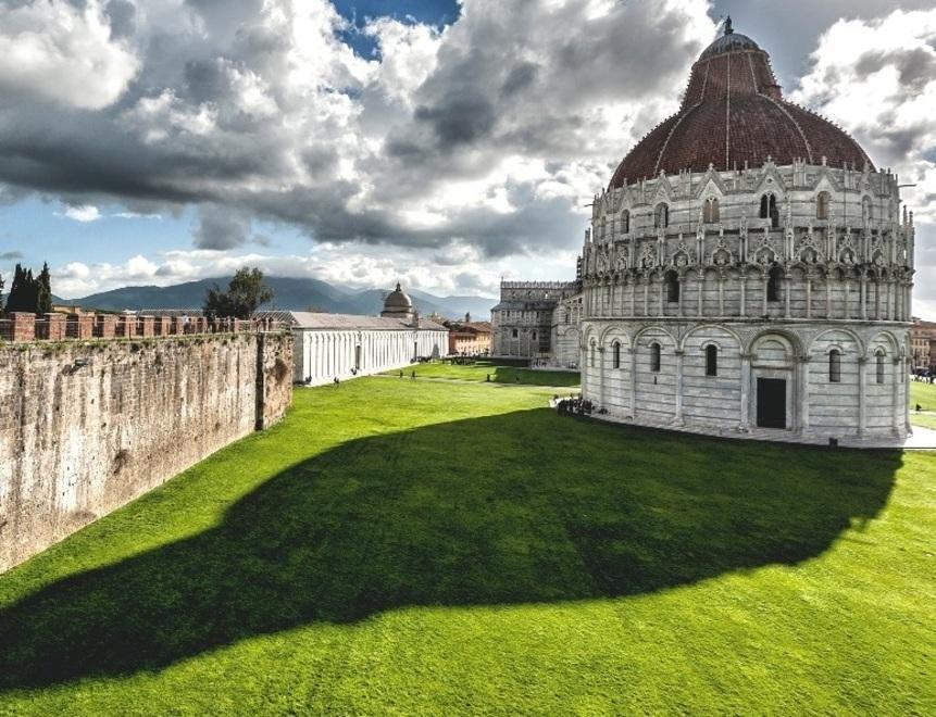 Anche le mura si illuminano in omaggio a San Ranieri 