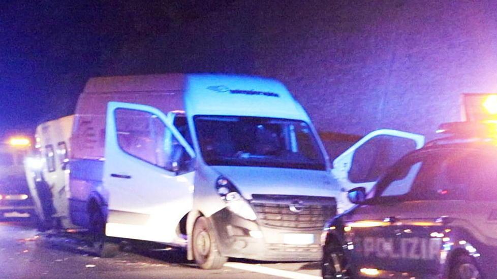 Si schianta col furgone contro un camper vivaista muore sull’Autostrada del Sole