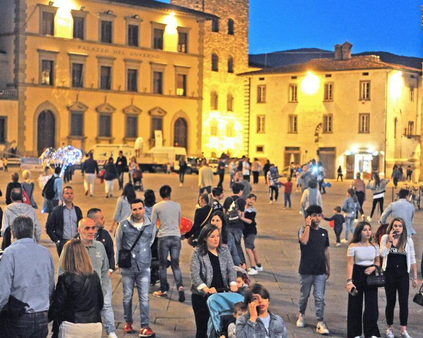 Suoni e colori nel centro storico Tanta gente per la notte bianca