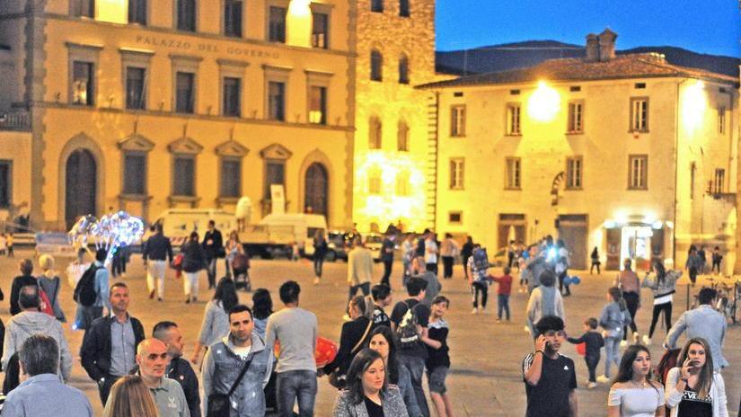 Suoni e colori nel centro storico Tanta gente per la notte bianca
